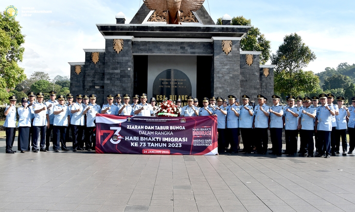 Jelang Hari Bhakti Imigrasi Ke-73, Jajaran Kemenkumham Jabar Laksanakan Upacara Tabur Bunga di TMP Cikutra Bandung